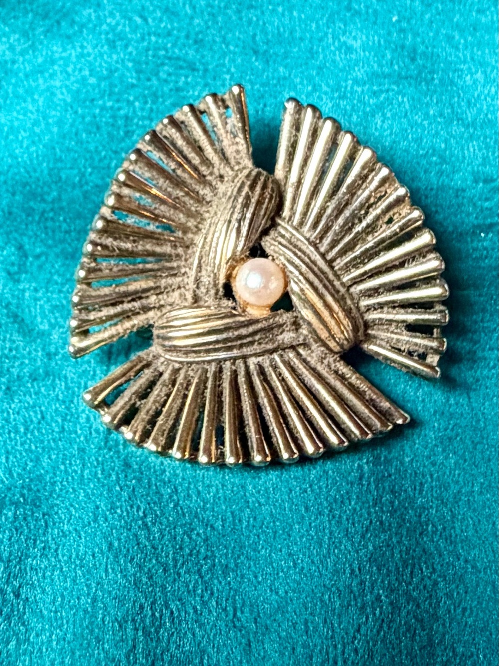 Vintage Gold Tone Interlocking Fan Brooch Pin Faux Pearl Center